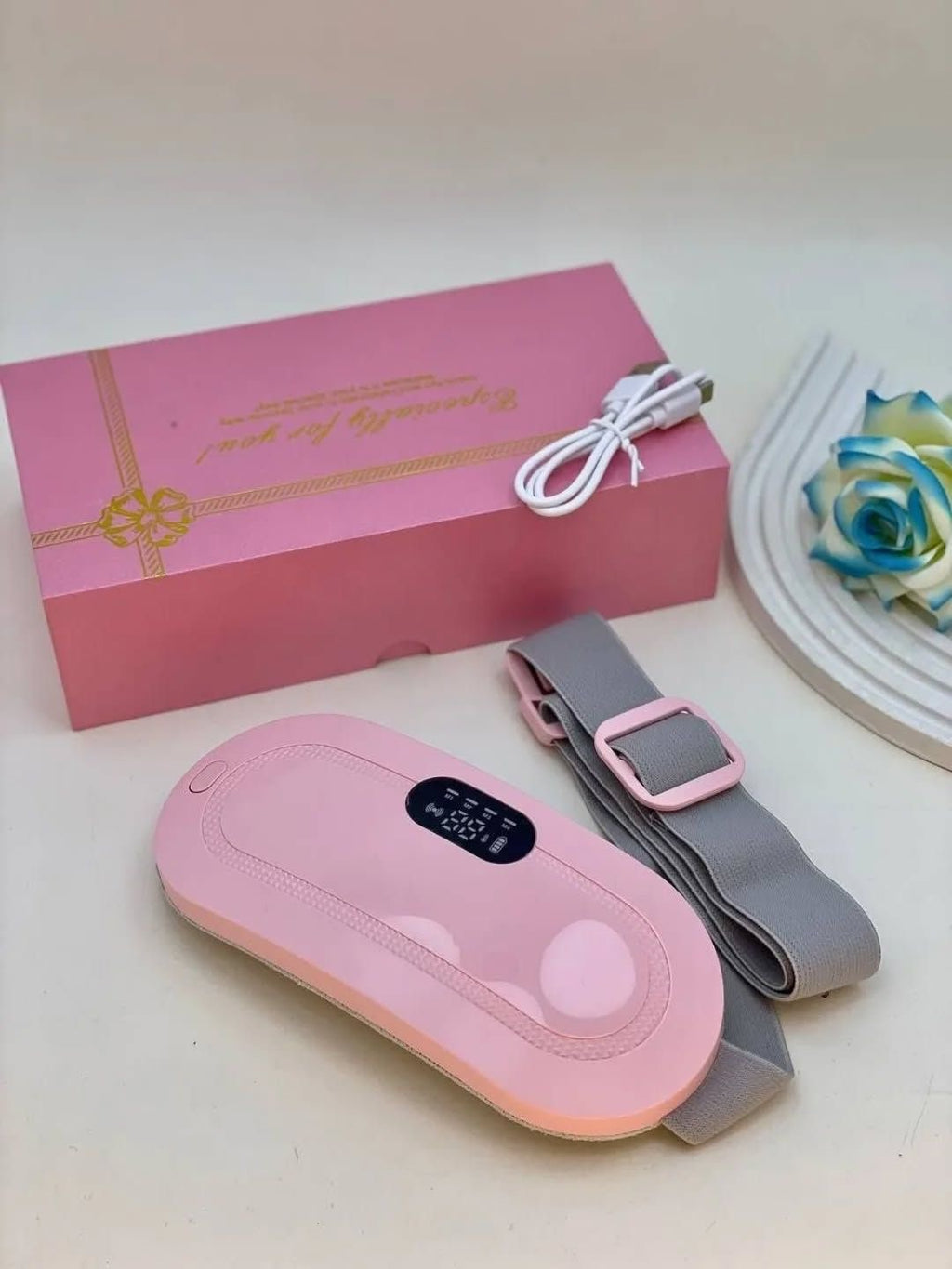 ceinture chauffante menstruelles de couleur rose avec le câble de recharge 