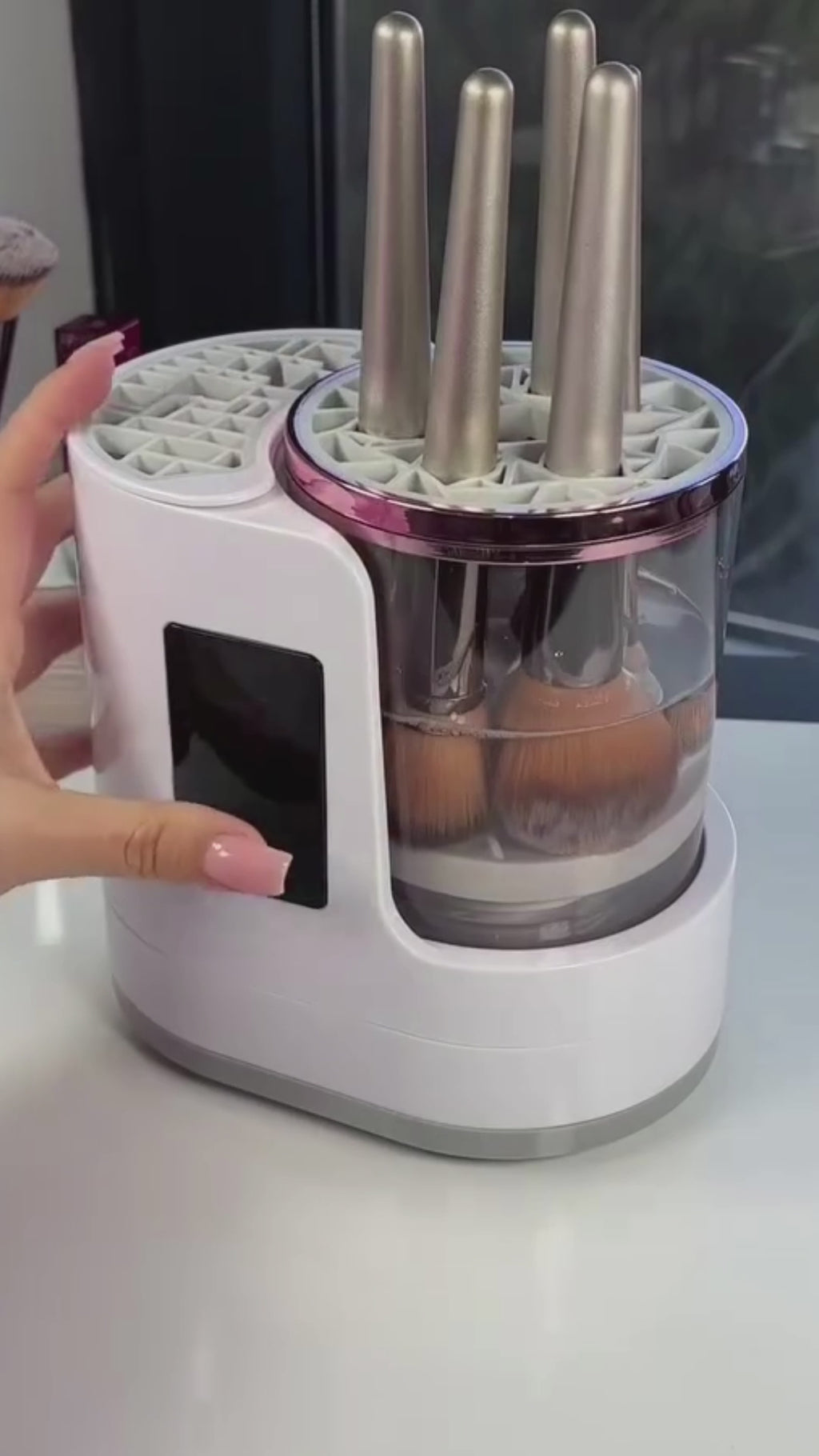 vidéo du nettoyeur de pinceaux à maquillage